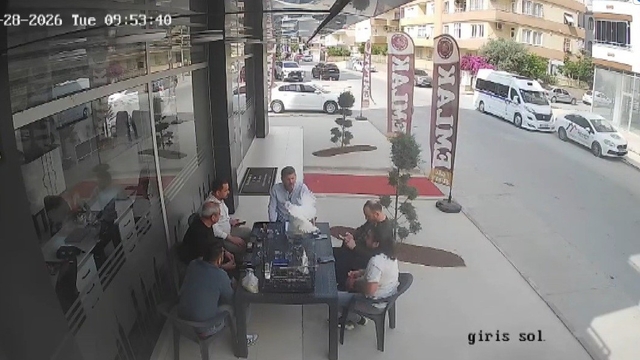 Sohbet masasına düşen davetsiz misafir kısa süreli paniğe neden oldu
Mersin'de 5. kattan uçan tavuk masaya düştü, vatandaşlar panikle kaçıştı