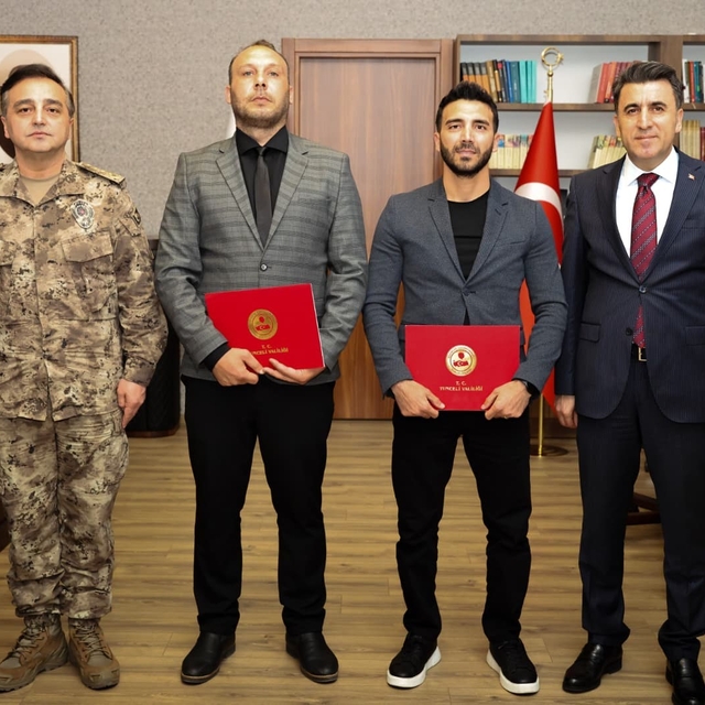 Tunceli'de boğulma tehlikesi geçiren çocuğu kurtaran polisler ödüllendirild...