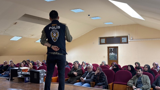 Ağrı'da öğrenci ve velilere siber suçlar ile dijital bağımlılık eğitimi verildi