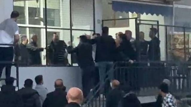 Bursa'da iki grup arasındaki tekme ve sopalı kavga kamerada