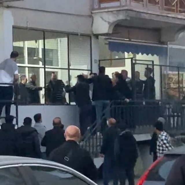 Bursa'da iki grup arasındaki tekme ve sopalı kavga kamerada