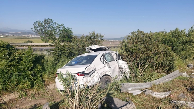 ‎İzmir'de tırla çarpışan otomobilin sürücüsü yaralandı