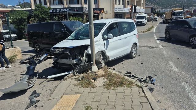 Bodrum'da trafik kazasında 2 Sahil Güvenlik personeli hafif yaralandı, kaza kamerada