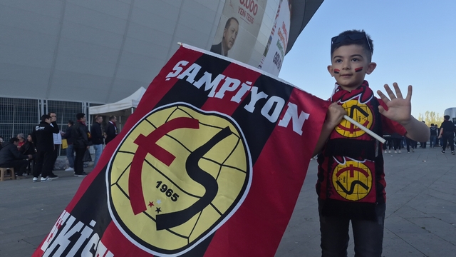 Eskişehirspor'a kumbarasını bağışlayan minik Buğra takımını yalnız bırakmıyor