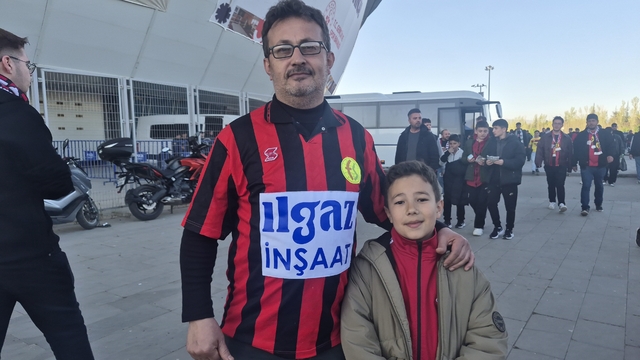 Eskişehirspor taraftarı Balıkesirspor maçı için heyecanlı
31 yıllık orijinal formasıyla tribüne geldi: "Burası Eskişehir, buradan çıkış yok"
Taraftarların ortak görüşü: "Bu turu biz geçeceğiz"