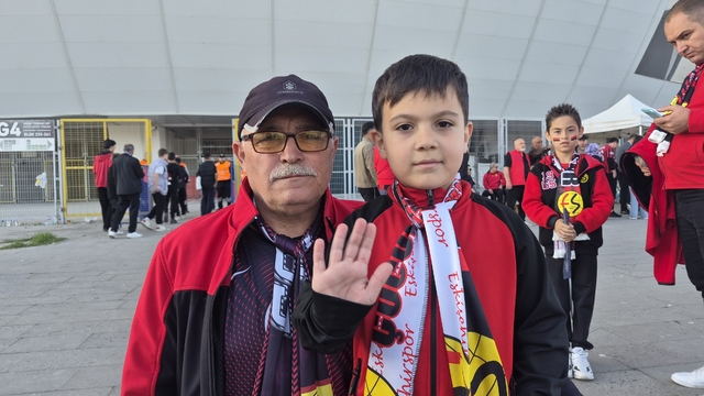 Eskişehirspor'un kritik karşılaşmasına dede-torun geldiler
50 yıllık Eskişehirspor taraftarı Mehmet Özmen: "Zor günleri atlatıp Galatasaray'ı, Fenerbahçe'yi yendiğimiz günlere döneceğiz"
6 yaşındaki Mehmet Tuna Özmen: "İnşallah Bora abim bütün topları tutacak"