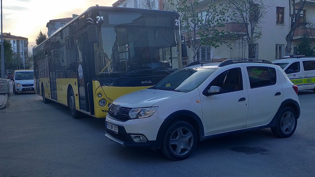 Çorum'da halk otobüsü ile otomobil çarpıştı: 4 yaralı