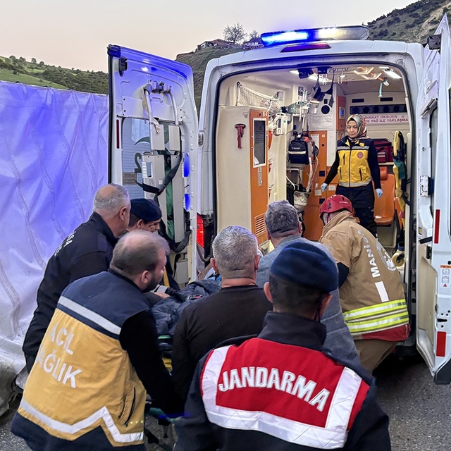 Kontrolden çıkan tır devrildi: 1 yaralı
