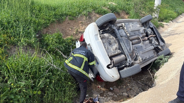Mardin'de otomobil yol kenarına devrildi: 5 kişi yaralandı