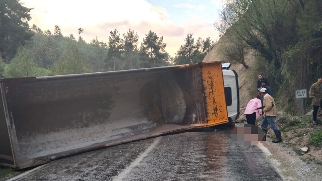 Denizli'de hafriyat kamyonu devrildi: 1 ölü