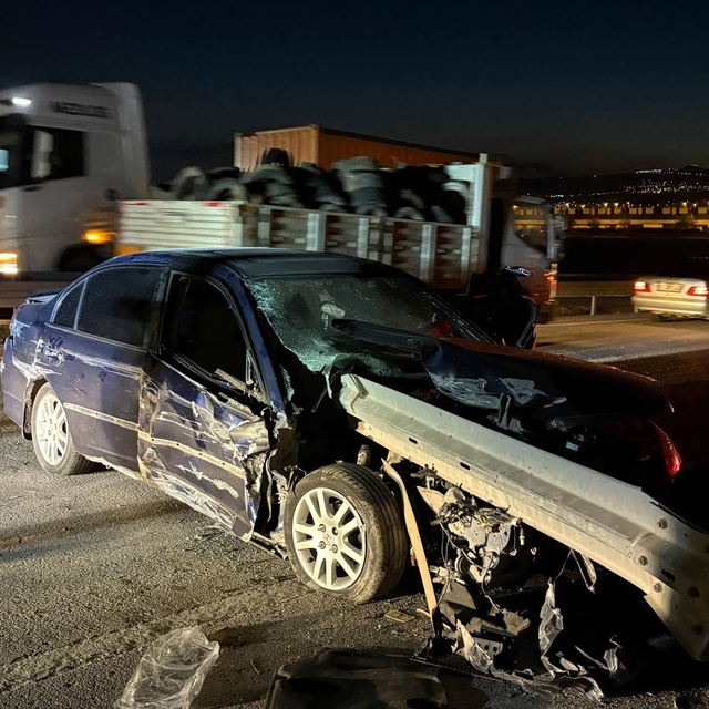 Kayseri'de otomobil bariyerlere saplandı: 1 ağır yaralı