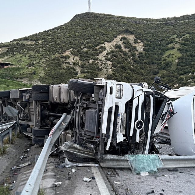 Manisa'da devrilen TIR'ın sürücüsü yaralandı; ulaşımda aksama yaşandı
