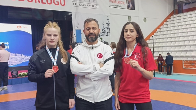 Erzincanlı güreşçilerden Türkiye Şampiyonası'nda çifte başarı
