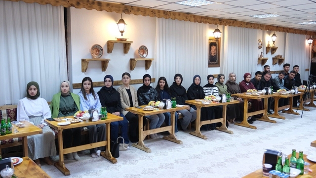 Erzincan'da Yıldırım gençlerle bir araya geldi