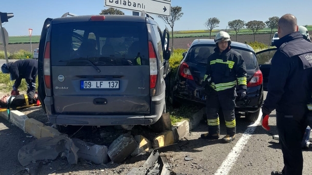 Tekirdağ'da hafif ticari araç ile otomobil çarpıştı: 5 yaralı