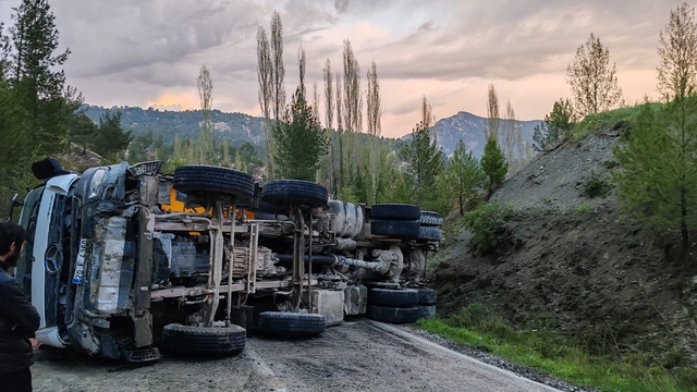 Denizli'de devrilen hafriyat kamyonunun sürücüsü hayatını kaybetti