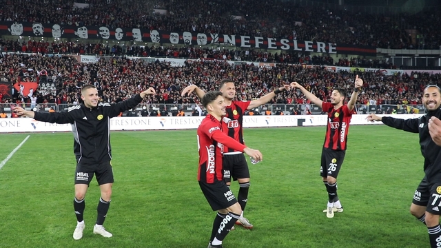 Eskişehirspor turu çiftetelliyle kutladı
Eskişehir'de tur sevinci: Önce 3 gol, sonra çiftetelli