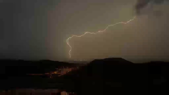 Mardin'de şimşek ve yıldırım görsel şölen oluşturdu