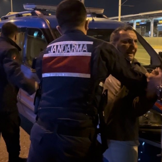 Alkollü yakalandı polise hakaretten gözaltına alındı