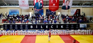 63 ilden 355 sporcu judo şampiyonası için Bilecik'te mücadele ediyor