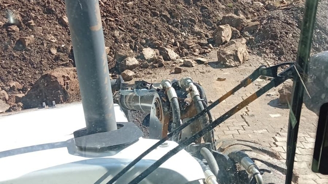 Hizan'da heyelan nedeniyle kapanan yollarda çalışmalar sürüyor