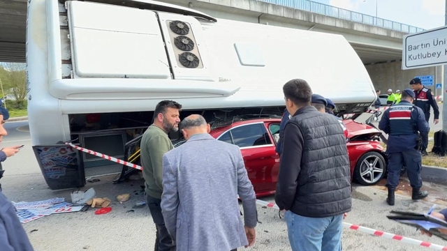 Bartın'da halk otobüsü otomobilin üzerine devrildi; yaralılar var