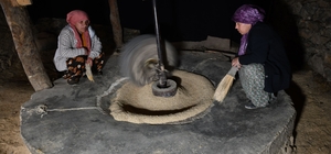 Hizan'da asırlık su değirmeniyle doğal pirinç üretimi sürüyor