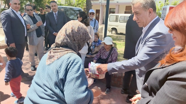 Herkes belediye başkanı olarak,işportacı teyze ise  müşteri olarak gördü
İşportacı kadın tören dinlemedi, Belediye başkanına satış yapmadan rahat vermedi