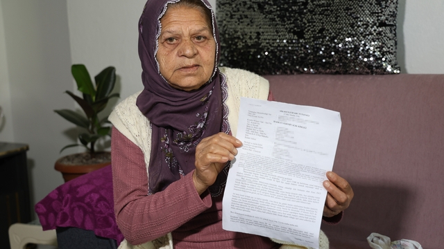 Emekli maaşını çekmesi için kiracısına güvendi, başına gelmeyen kalmadı
Kiracısı emekli maaşını çekmek için kartını ve telefonunu aldı, 350 bin TL kredi çekti
Kiracısının dolandırdığı Şenel Karabulut:
"Ayın 18'i geldiğinde kendisi ya da eşi arayıp 'maaşın yatmış' diyordu"
"Altınlarımı bozdurdum, bu halde bulaşık yıkamaya gittim"