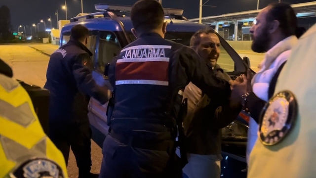 Alkollü yakalandı polise hakaretten gözaltına alındı