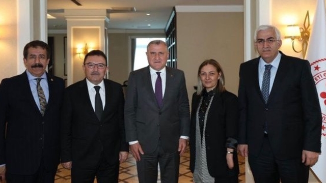 Erzurum'daki yeni stadyum için ihale kararı
AK Parti Erzurum Milletvekilleri, Gençlik ve Spor Bakanı Dr. Osman Aşkın Bak ile Ankara'da bir araya geldi