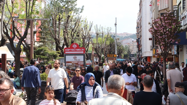 Hamamyolu'nda bahar yoğunluğu: İğne atsan yere düşmüyor