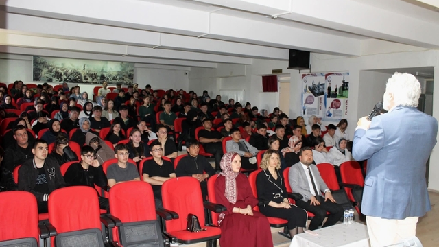 Altıntaş'ta öğrenci ve yazar buluşması