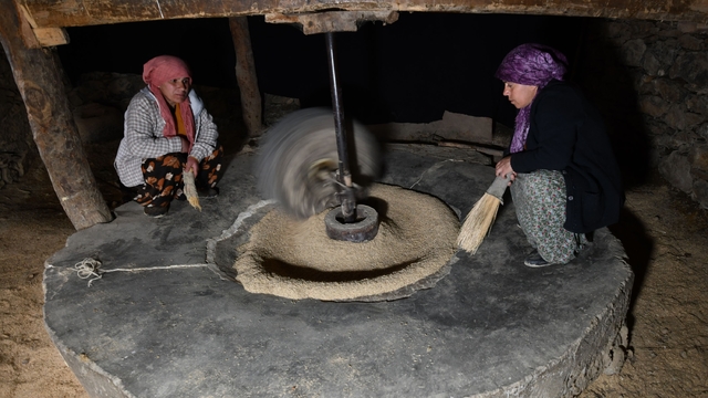 Hizan'da asırlık su değirmeniyle doğal pirinç üretimi sürüyor