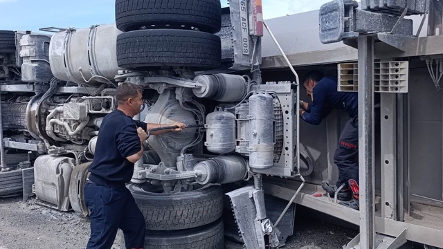 Van'da tır devrildi: 1 yaralı