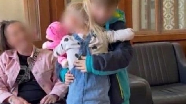 Velayeti annesine verilen Nazar'dan ilk kez buluştuğu kız kardeşine sıcak karşılama