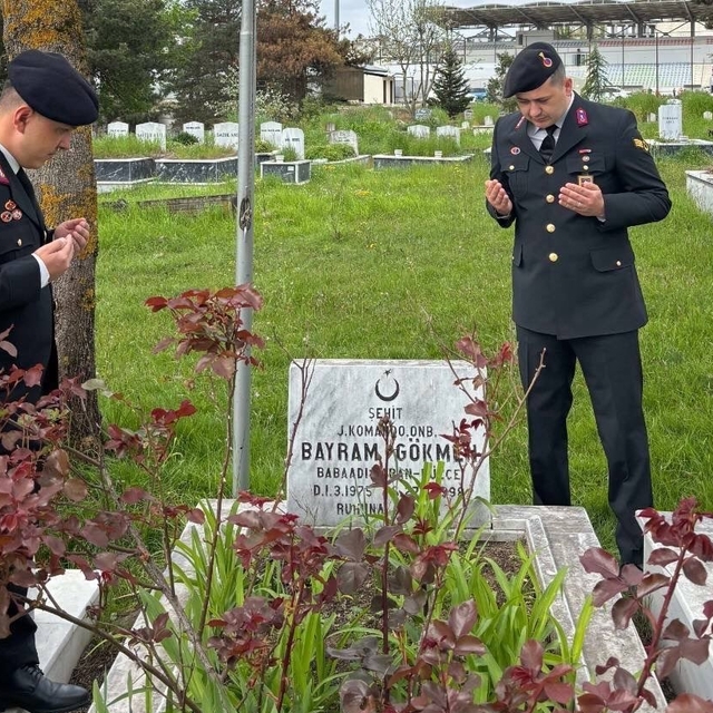 Jandarma şehit Gökmen'i kabri başında andı