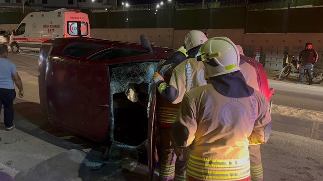Edirne'de refüje çarpıp yan yatan otomobildeki 2 kişi kurtarıldı