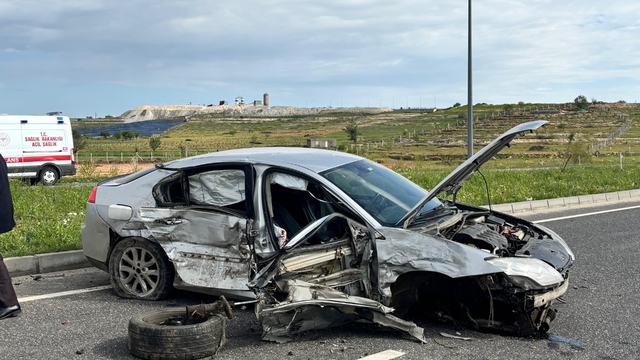 Mardin'de minibüs ve otomobil çarpıştı: 2 yaralı