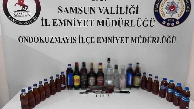 Alkollü sürücünün aracından sahte içki çıktı