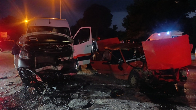 Manavgat'ta tur minibüsü ile otomobil çarpıştı: 4 yaralı
Kaza anları kamerada