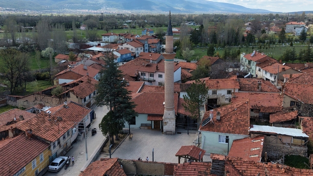 Caminin duvar boşluğundaki sır yüzyıllar sonra ortaya çıktı
Kütahya'da restorasyon sırasında caminin duvarından çıkan tarihi kağıtlar Ankara'da birleştiriliyor
Eserin Osmanlı minyatür sanatı tekniğiyle hazırlanmış 18-19'uncu yüzyıla ait Mekke şehir planı olabileceği değerlendiriliyor