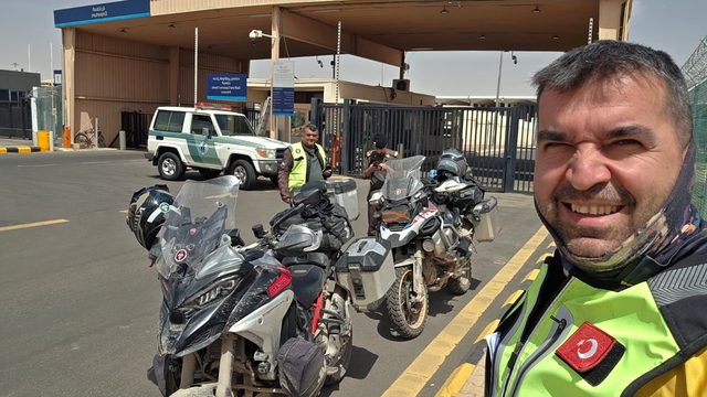 Alanya'dan kutsal topraklara motosikletle 7 bin kilometrelik yolculuk
Fatih Kasmuş, motosikletle 21 günde 7 bin kilometre yol katederek umre için Suudi Arabistan'a gitti