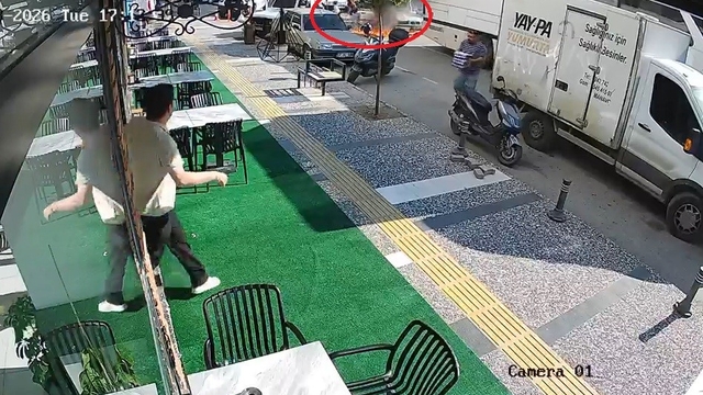 Bir anda patlayıp alev topuna dönen araçtan atlayıp canlarını zor kurtardılar
Kırmızı ışıkta bekleyen otomobil bir anda alev aldı, korku dolu dakikalar yaşandı
Aracın patlamayla alev alması ve kaçışma anları güvenlik kamerasına yansıdı