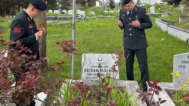 Jandarma şehit Gökmen'i kabri başında andı