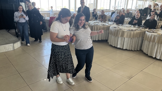 Annenin mutluluk gözyaşları
Anne gözyaşlarına hakim olamadı, genç kız özgürlüğüne kavuştu
Bursa'da 40 akülü 40 manuel engelli aracı törenle sahiplerine teslim edildi