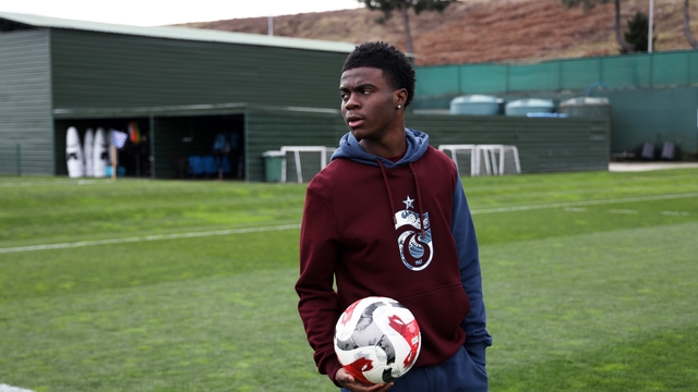 Christ Inao Oulai: "Futbolcu olmasaydım matematikçi olurdum"
Trabzonspor'un genç futbolcusu Christ Inao Oulai,
"Hayalim oynadığım kulüple Şampiyonlar Ligi'ni kazanmak ve ülkeme Dünya Kupası'nı getirmek"