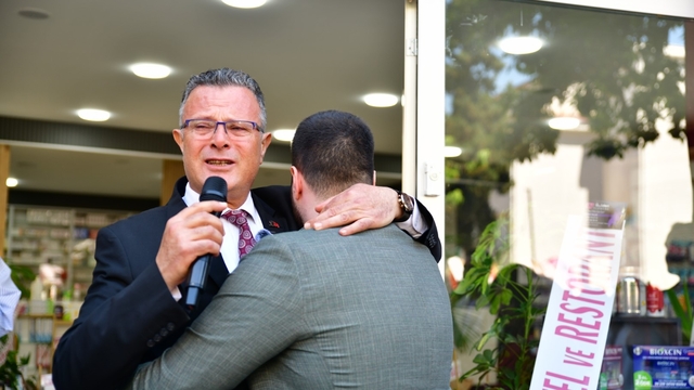 Baba-oğul açılışta gözyaşlarını tutamadı
Alaşehir Belediye Başkanı Ahmet Öküzcüoğlu, oğlu Alp Öküzcüoğlu'nun eczane açılışında duygusal anlar yaşadı
Törene katılan Manisa Büyükşehir Belediye Başkanı Besim Dutlulu ise genç eczacıya siyasetten uzak durmasını tavsiye etti
