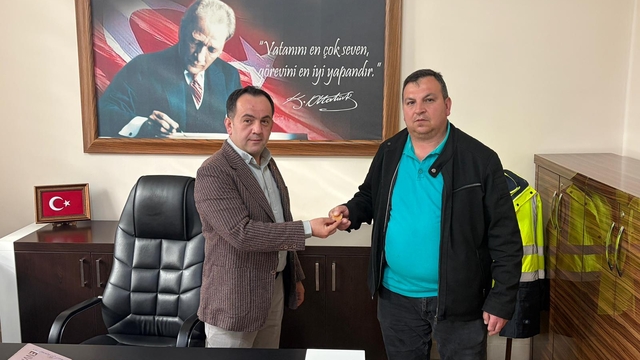 Kastamonu'da belediye işçisinin bulduğu 17,5 gram altın sahibine teslim edildi