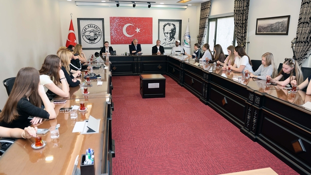 Çekya'dan gelen öğrenci ve öğretmenler, Talas Belediye Başkanı Yalçın'ı ziyaret etti